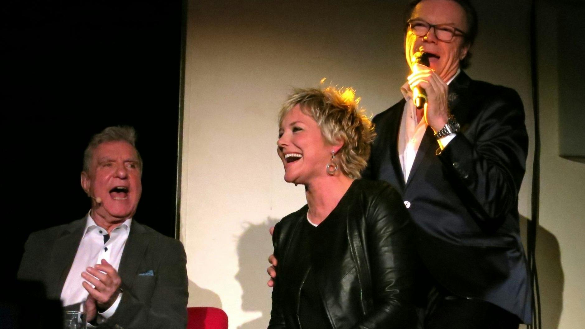 Als Entertainer präsentierte Siggi Trzoß die beliebte Arndt-Bause-Gala, die an den DDR-Starkomponisten erinnert. Das Foto zeigt einen Auftritt mit Bause-Tochter Inka und Wolfgang Lippert.