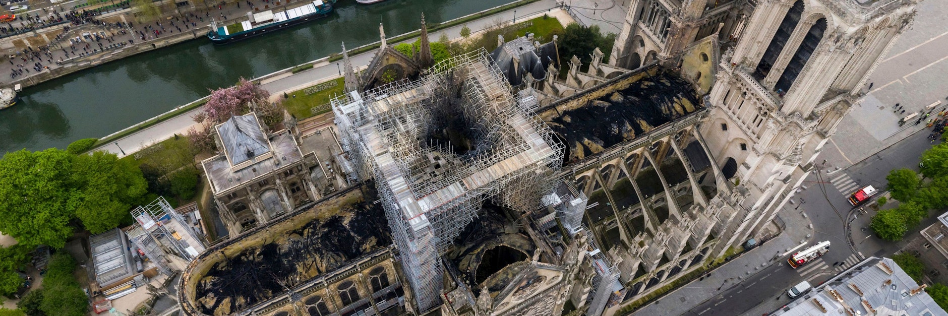 Eine Luftaufnahme der Pariser Kathedrale Notre-Dame zeigt die Brandschäden, die im April 2019 entstanden sind.&nbsp;
