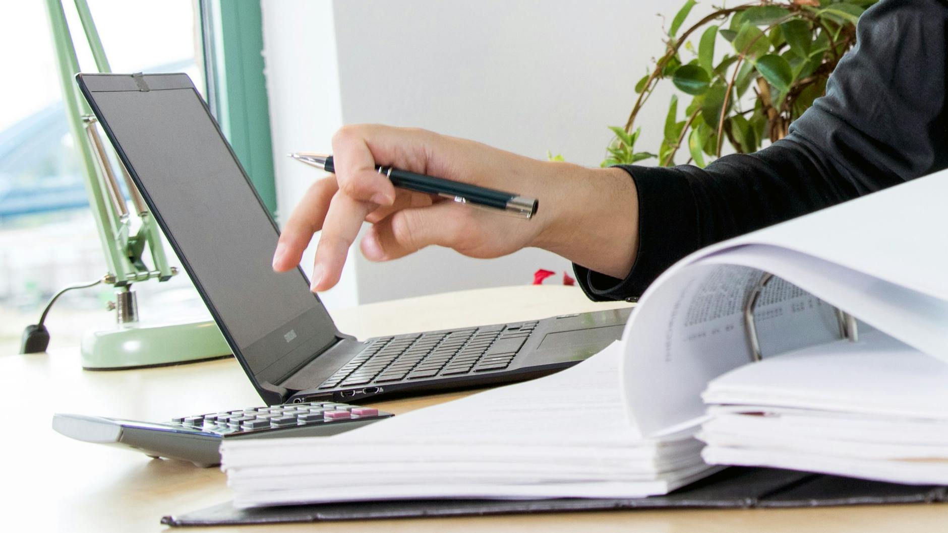 Wer die erste Steuererklärung macht, steht oft vor der Frage: Welche Einnahmen müssen nun genau versteuert werden? (Symbolbild)