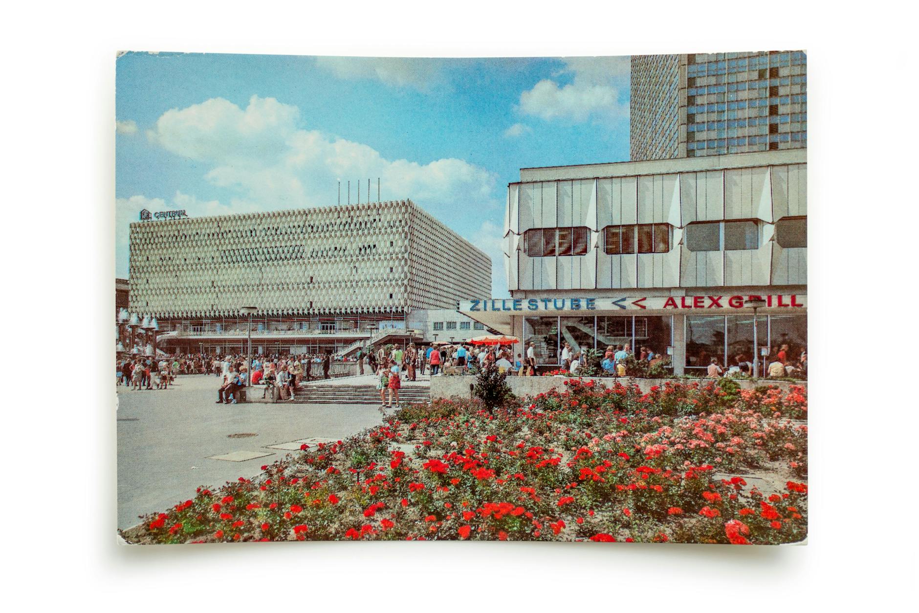 Inzwischen zur Unkenntlichkeit überformt: Postkarte um 1980 mit Centrum Warenhaus (li.) und Interhotel Stadt Berlin, heute Park Inn.