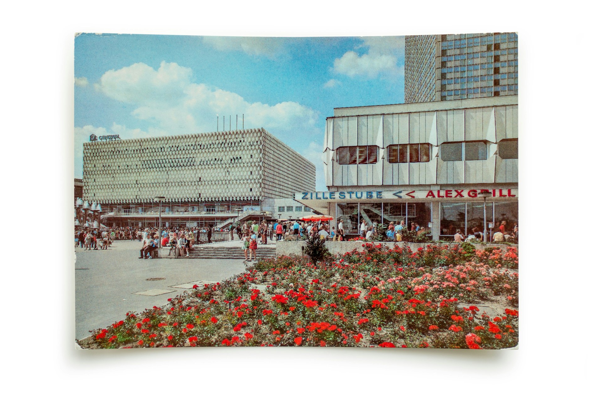 Inzwischen zur Unkenntlichkeit überformt: Postkarte um 1980 mit Centrum Warenhaus (li.) und Interhotel Stadt Berlin, heute Park Inn.