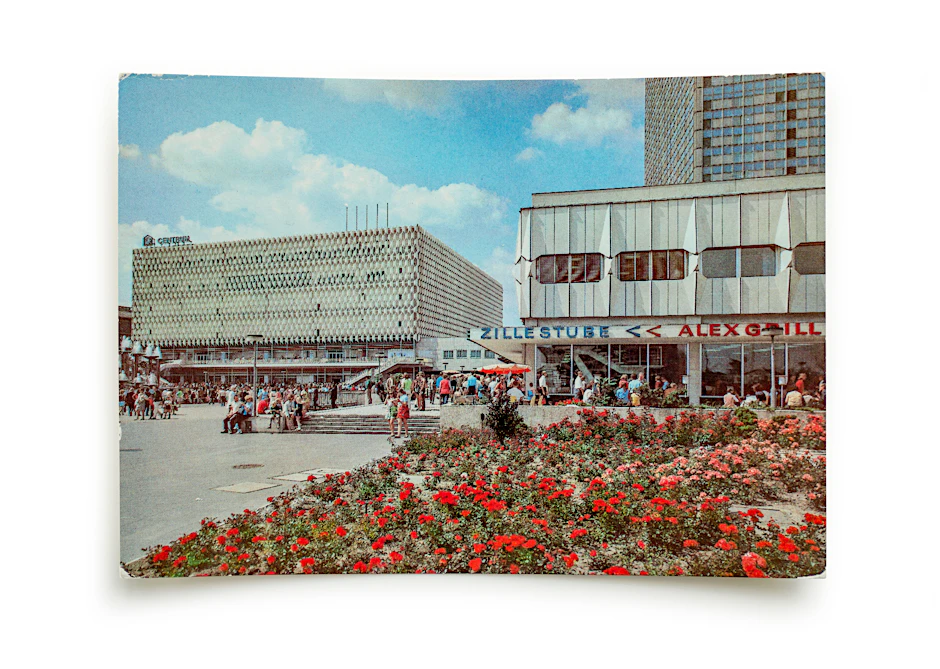 Inzwischen zur Unkenntlichkeit überformt: Postkarte um 1980 mit Centrum Warenhaus (li.) und Interhotel Stadt Berlin, heute Park Inn.
