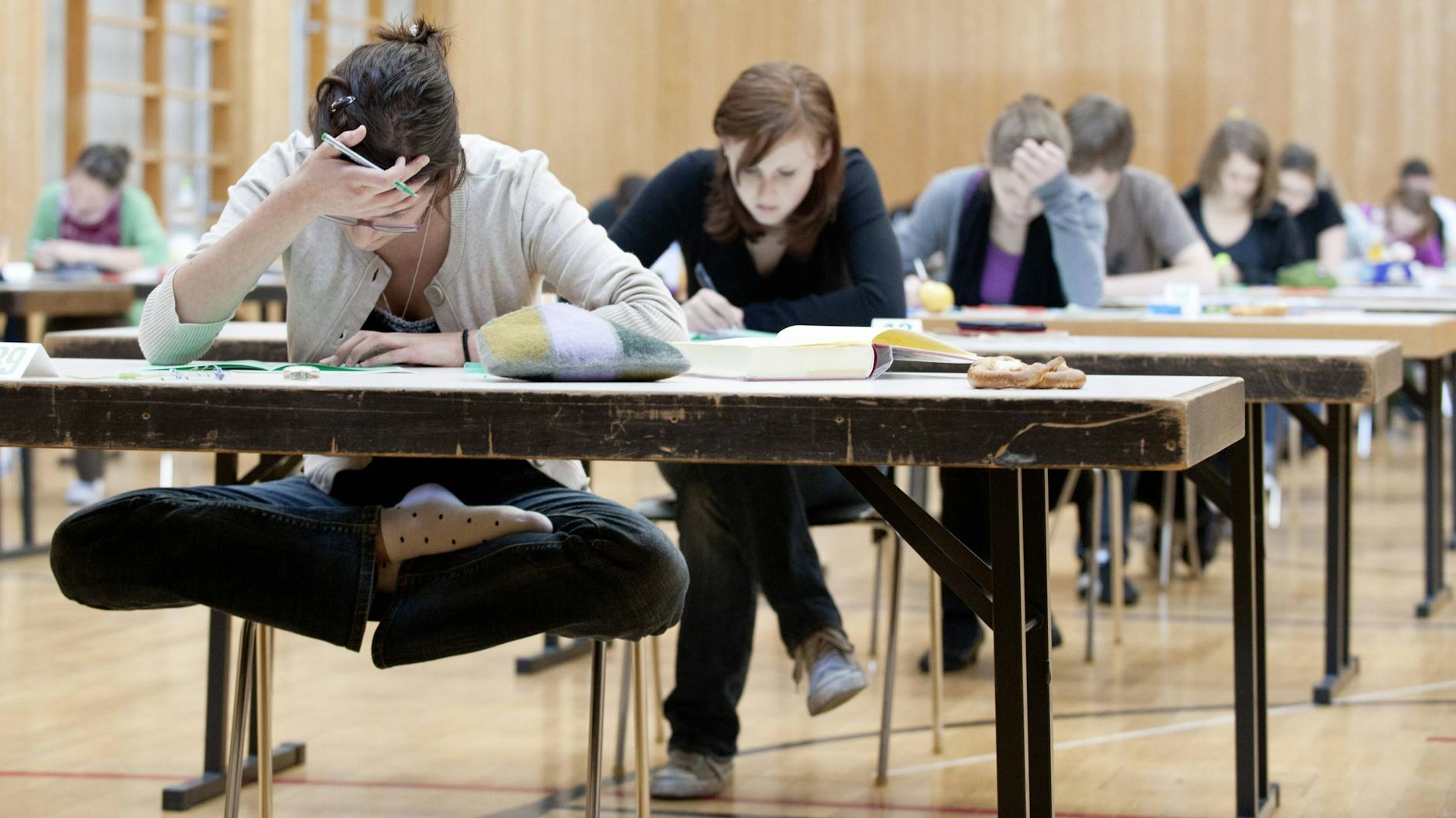 Da gab es noch keine Maskenpflicht: Bayerische Abiturienten vor einigen Jahren bei der schriftlichen Prüfung.