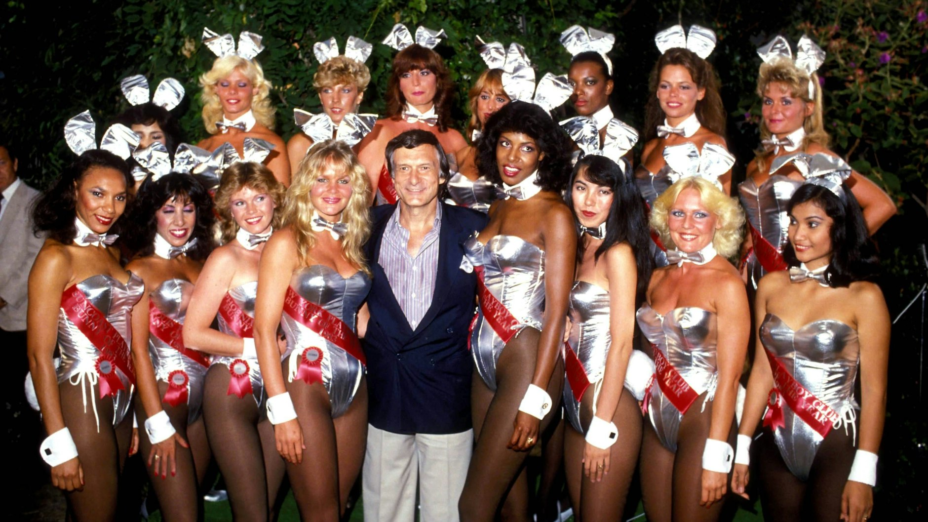 Inmitten von halb nackten „Playboy“-Häschen: So fühlte sich „Playboy“-Chef Hugh Hefner am wohlsten. Hier auf einer Aufnahme von 1983. 
