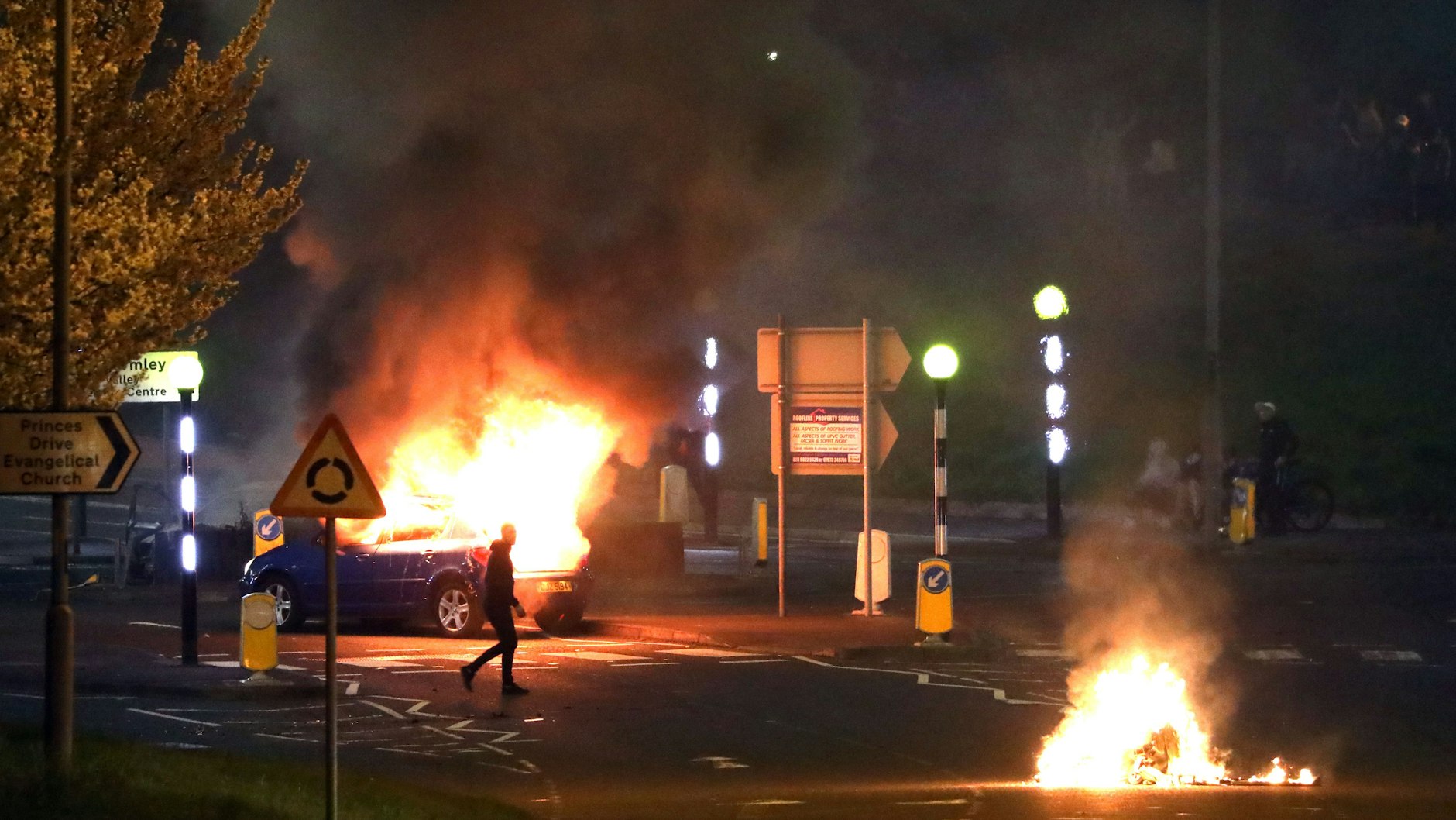 Demonstranten steckten bei den Krawallen Autos in Brand.