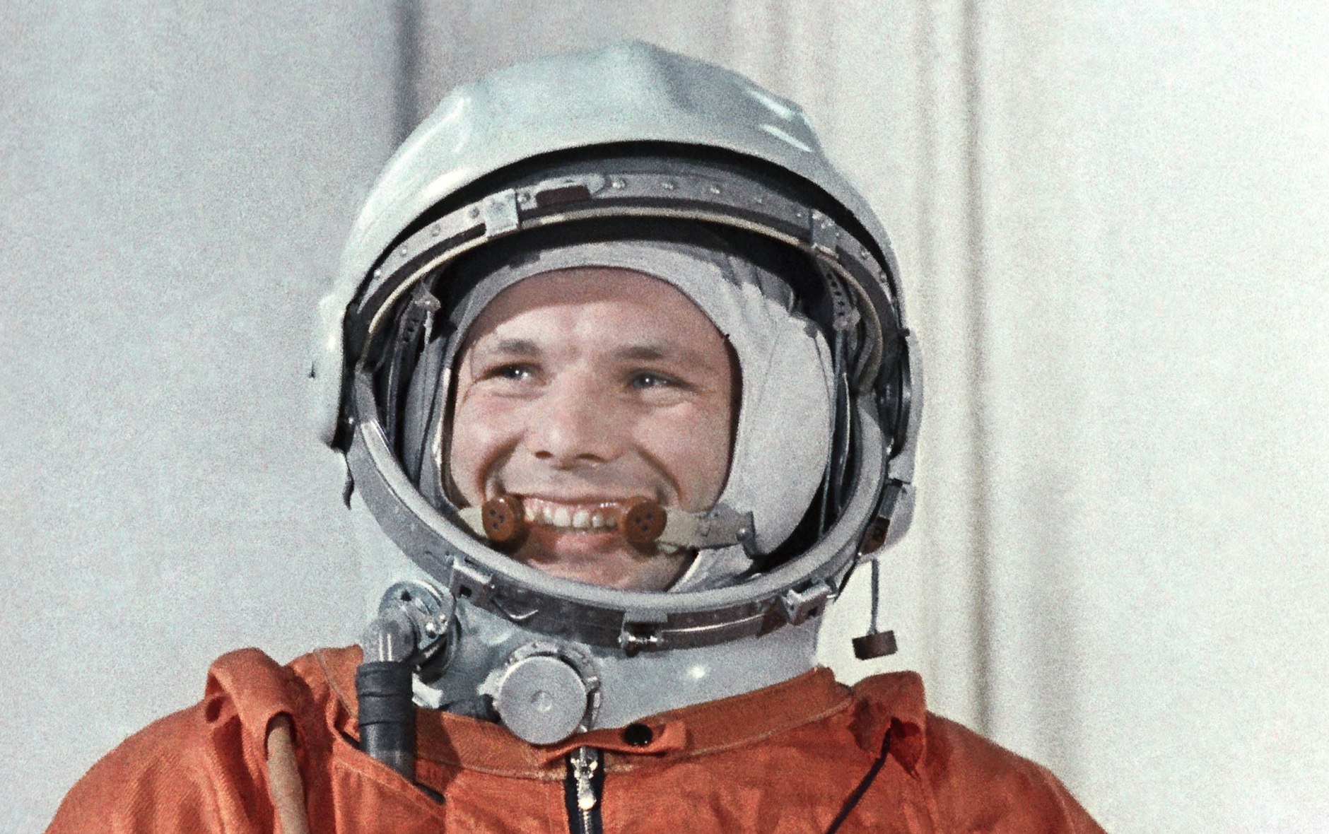 Gagarin im Raumanzug, bereit für den Flug ins Weltall. Sein Lächeln steckte alle an.