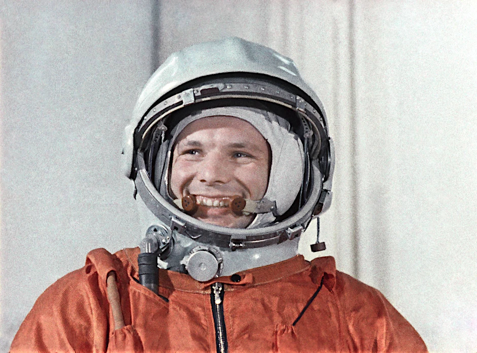 Gagarin im Raumanzug, bereit für den Flug ins Weltall. Sein Lächeln steckte alle an.