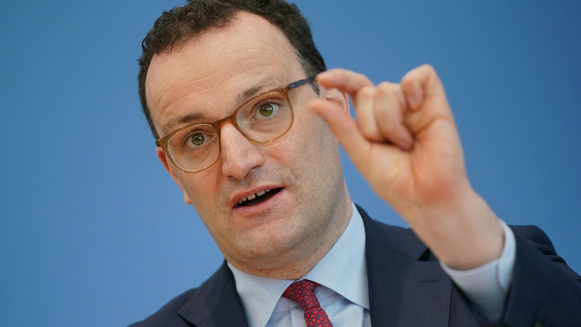Bundesgesundheitsminister Jens Spahn (CDU) will einen härteren Lockdown und an der EU vorbei den russischen Impfstoff Sputnik V bestellen.