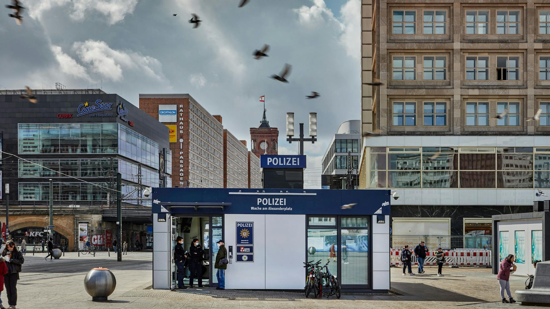 Der Alex zeigt sich auf diesem Bild von seiner ruhigeren Seite: Corona hat auch ihn zu einem oft leeren Ort inmitten der Metropole gemacht. 