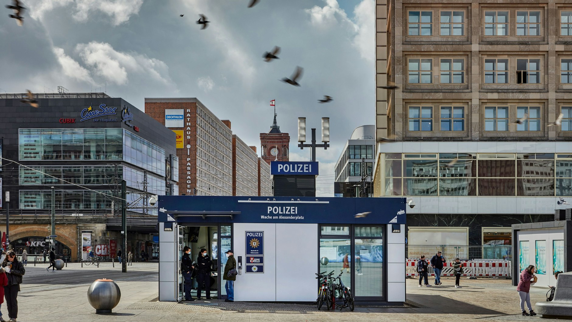 Der Alex zeigt sich auf diesem Bild von seiner ruhigeren Seite: Corona hat auch ihn zu einem oft leeren Ort inmitten der Metropole gemacht.&nbsp;