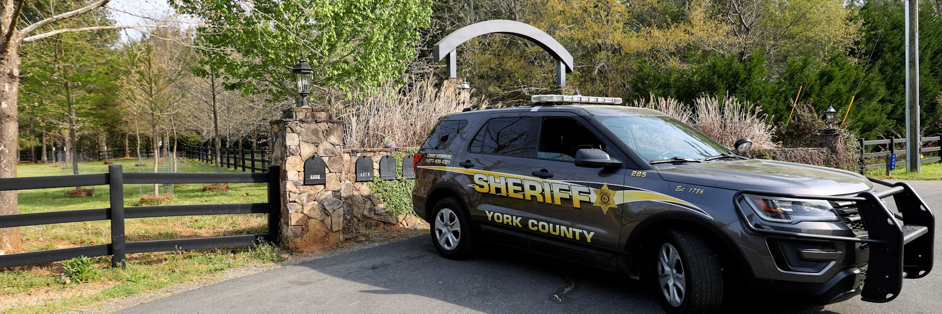Der Wagen des Sheriffs steht vor dem Anwesen, in dem sich die Tragödie ereignete.&nbsp; &nbsp;