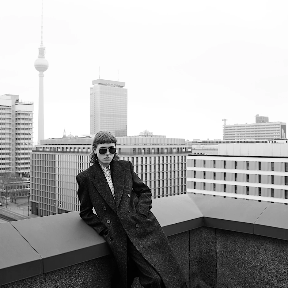 The Return of Cool: Hedi Slimane liebt Berlin. 2019  fotografierte der Kreativdirektor des französischen Modehauses Celine seine Models für eine Kampagne am Alexanderplatz.
