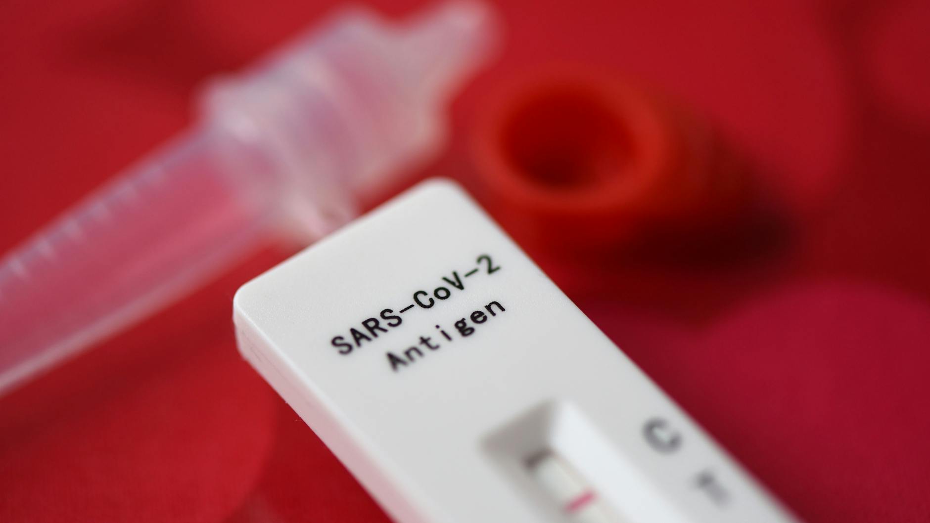 Ein Corona-Schnelltest: An rund 300 Teststationen in Berlin können sich die Bürger mittlerweile testen lassen.<br>