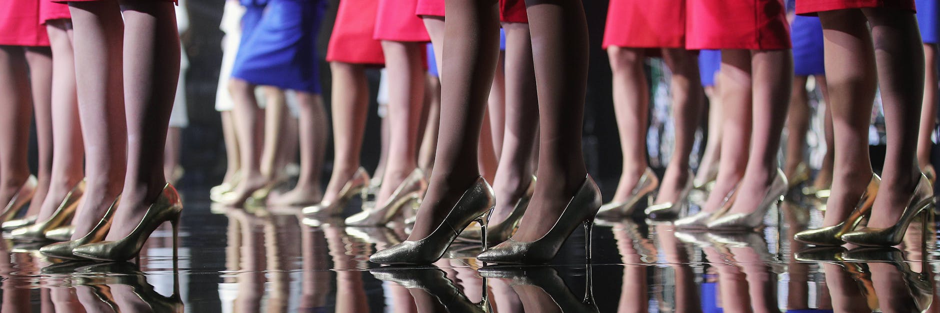 Teilnehmerinnen eines Schönheitswettbewerbes stehen auf einer Bühne (Symbolfoto).