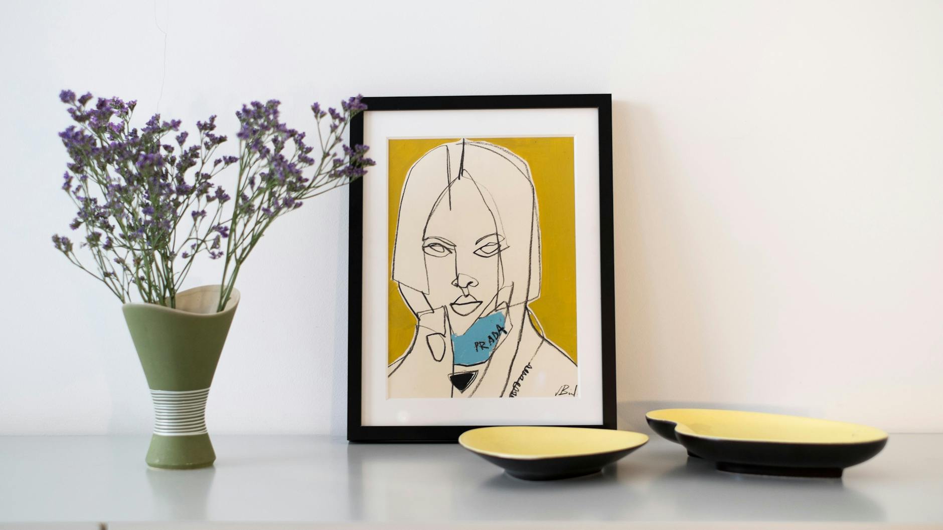 Die Modeillustration von Jessica Rose Bird zeigt einen Prada-Entwurf von Raf Simons.