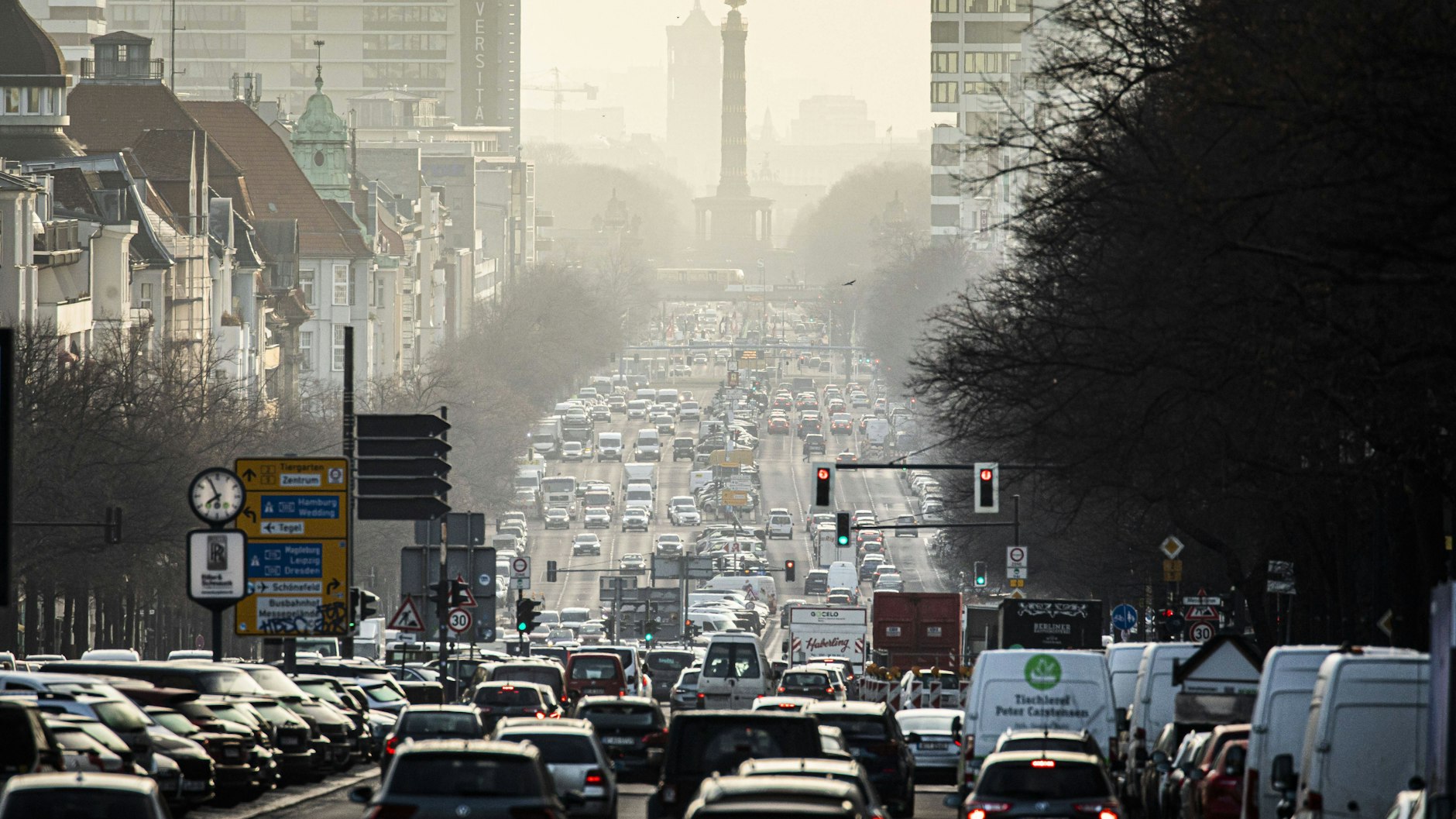 Wohin man sieht: Autos. Auf dem Kaiserdamm in Charlottenburg dürfen sie auch künftig fahren, er ist eine Bundesstraße.