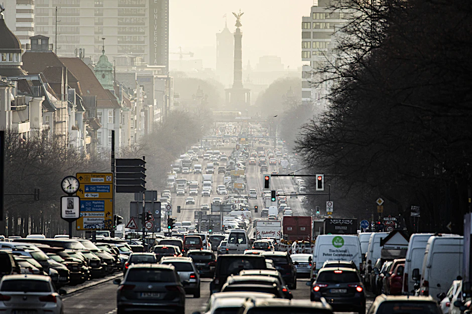 Wohin man sieht: Autos. Auf dem Kaiserdamm in Charlottenburg dürfen sie auch künftig fahren, er ist eine Bundesstraße.