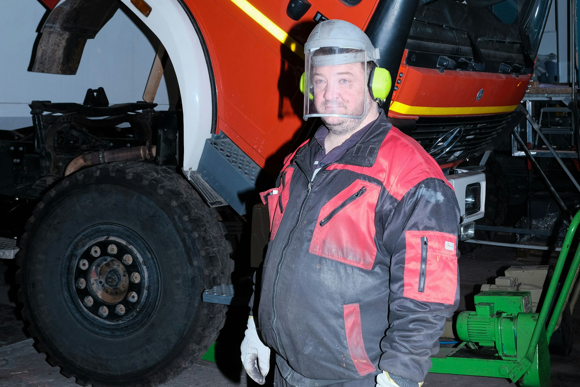 Im Angesicht des Schweißers: Für familientaugliches Fernreisen empfiehlt sich ein Mercedes 1222 mit viertüriger Fahrerkabine.