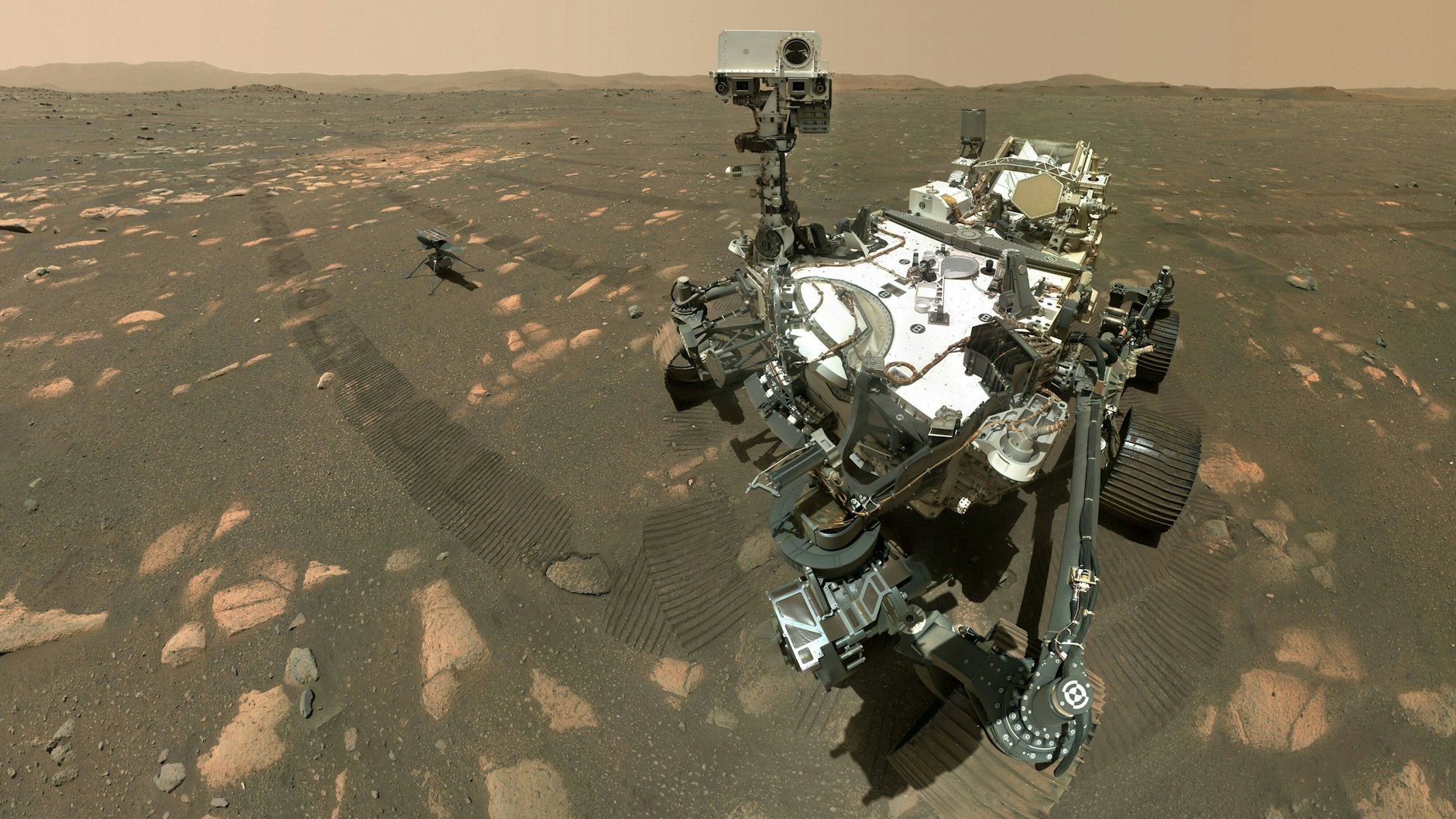 Der Rover „Perseverance“ hat auf dem Mars ein Selfie mit dem Helikopter „Ingenuity“ im Bildhintergrund geschossen. Das Foto wurde aus 62 Einzelaufnahmen zusammengesetzt.