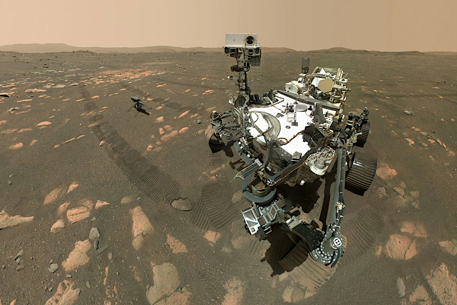 Der Rover „Perseverance“ hat auf dem Mars ein Selfie mit dem Helikopter „Ingenuity“ im Bildhintergrund geschossen. Das Foto wurde&nbsp;aus 62 Einzelaufnahmen zusammengesetzt.