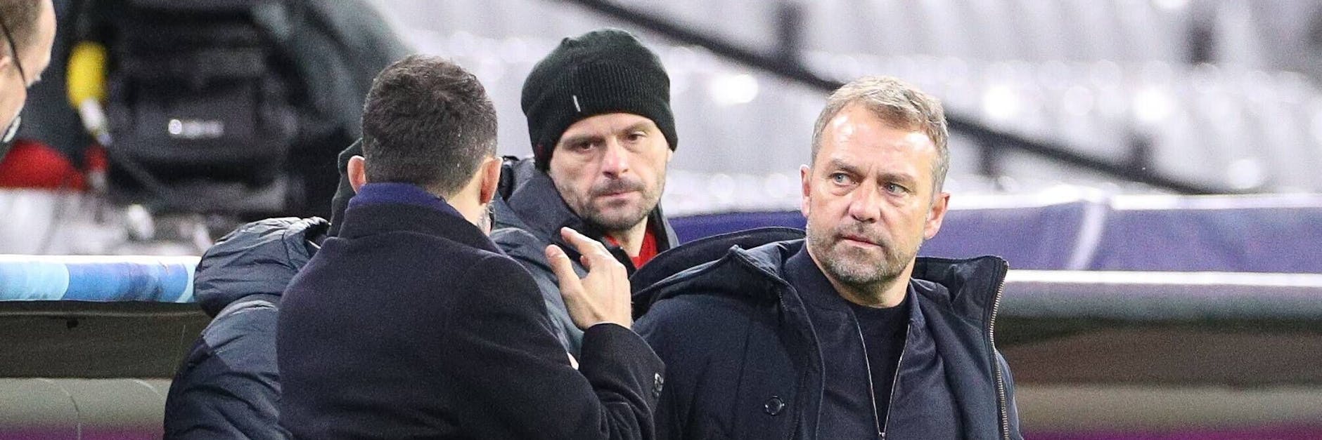 Der Zoff zwischen Bayern-Trainer Hansi Flick (r.) und Sportdirektor Hasan Salihamidzic (l.) geht in die nächste Runde: 