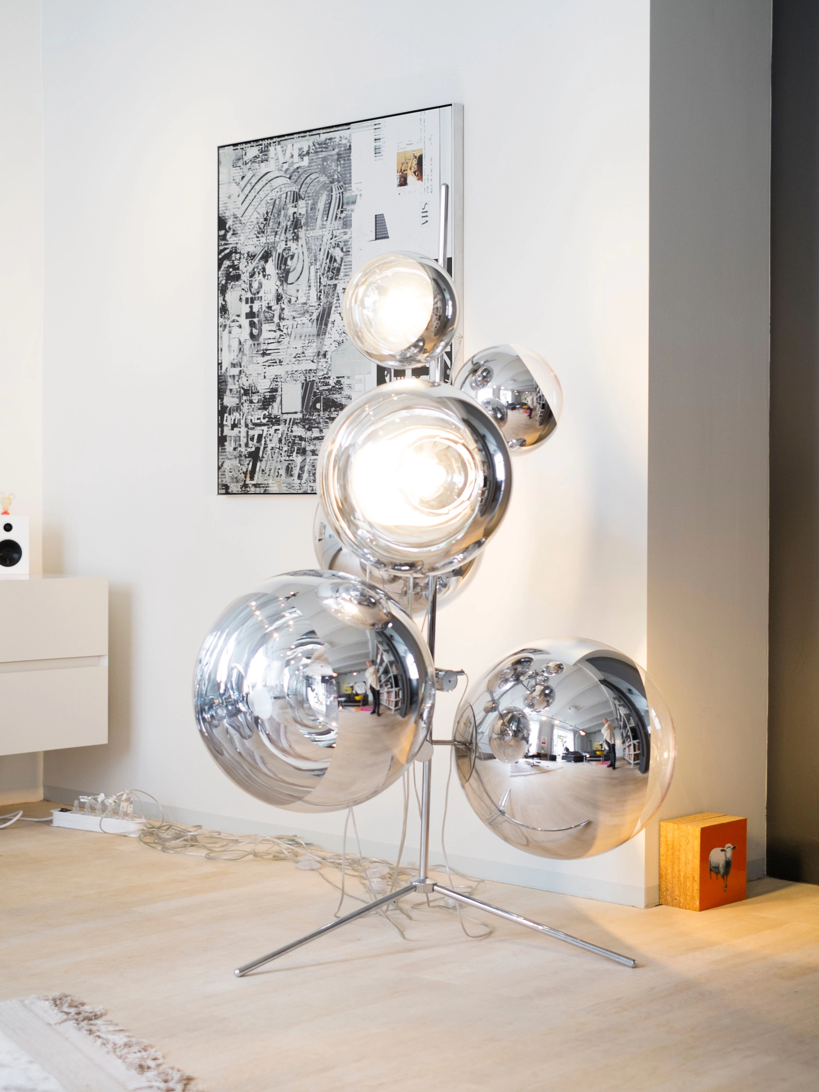 Tom Dixons Stehleuchte „Mirror Ball“ samt dekorativem Kabelsalat.