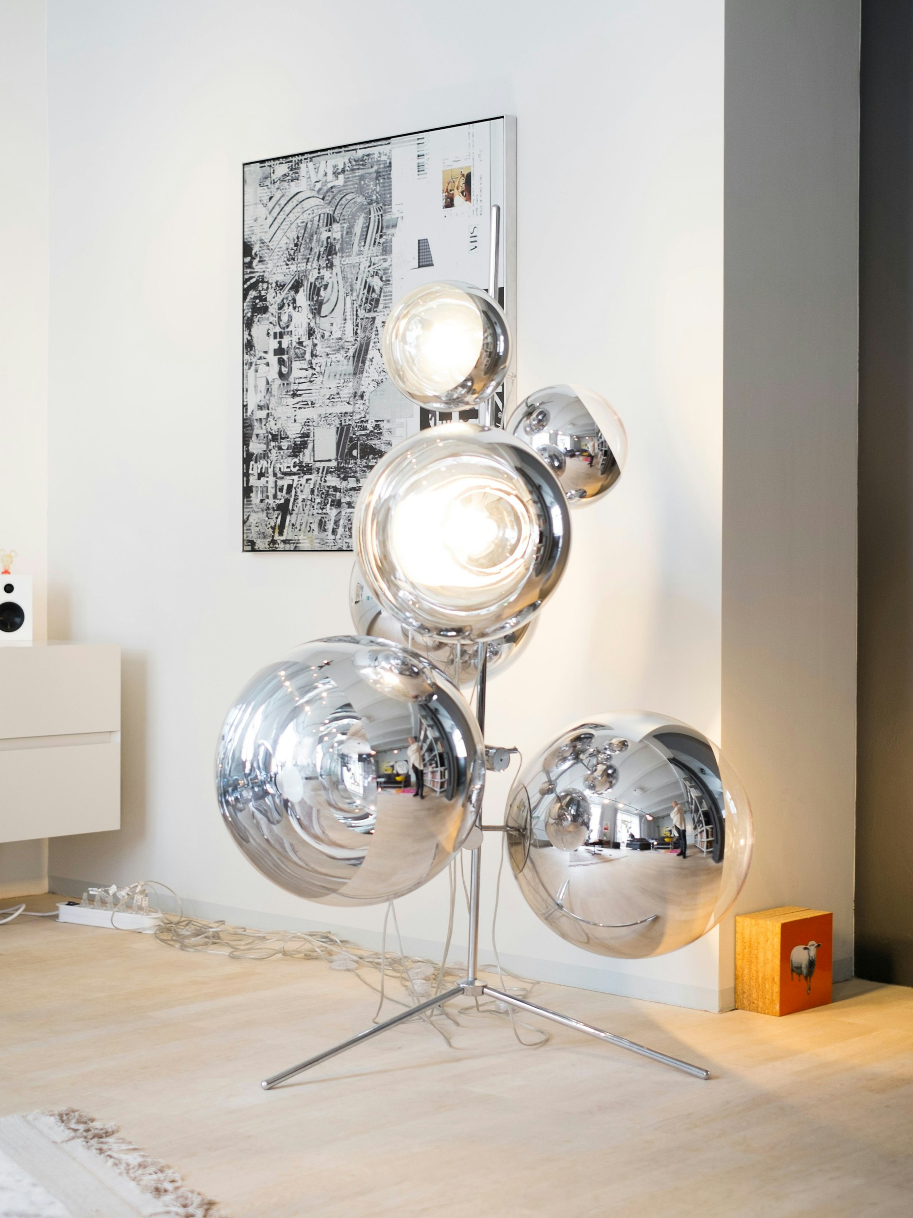 Tom Dixons Stehleuchte „Mirror Ball“ samt dekorativem Kabelsalat.