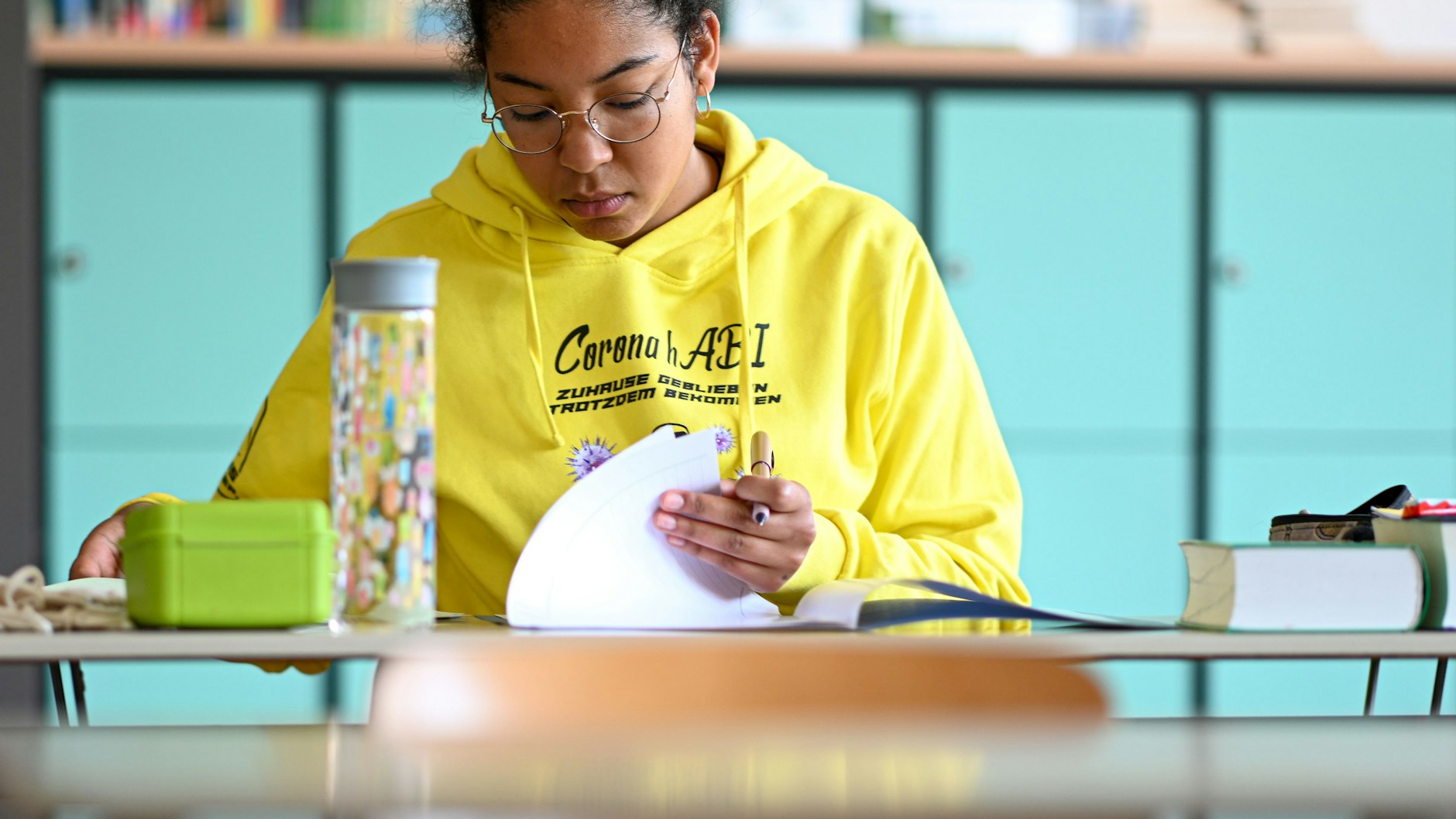 Die Abiturprüfungen in Brandenburg sollen wie geplant stattfinden. (Symbolbild)