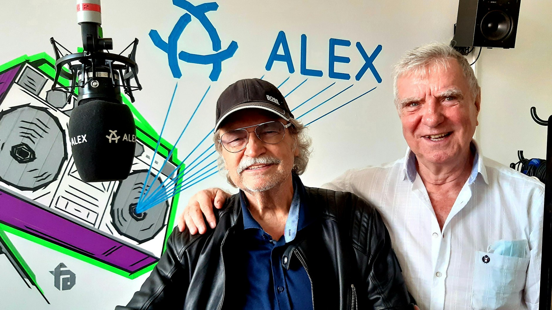 Siggi Trzoß lädt die Stars in seine Sendung ein: Hier mit Burkhard Lasch, der viele Schlagersongs textete, unter anderem den Puhdys-Hit „Alt wie ein Baum“ schrieb.