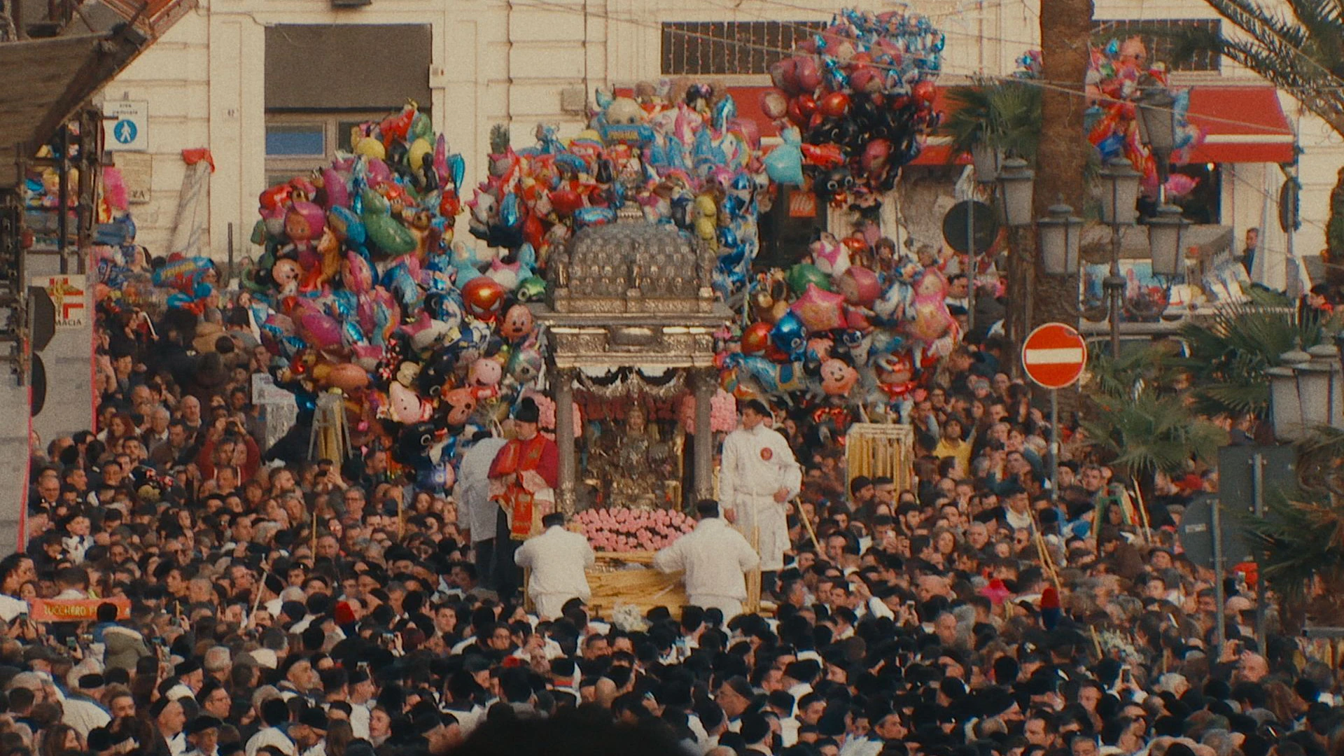 Ausstellungsansichten der Videoarbeit Jardins  (Szene der Prozession in Catania)