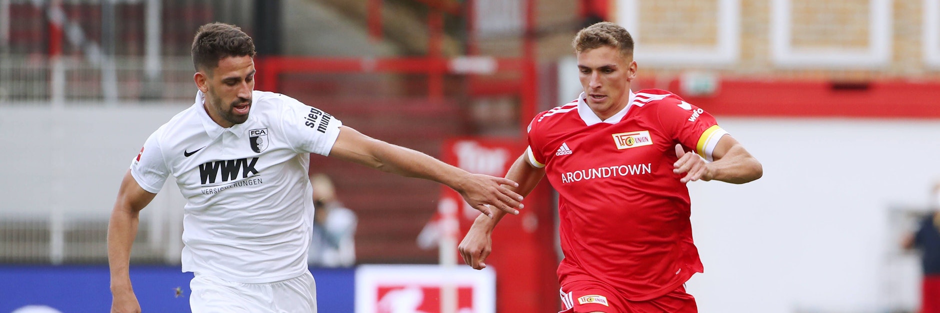 Einst Kontrahenten, bald Kollegen: Augsburgs Rani Khedira (l.) im Duell mit Unions Grischa Prömel.