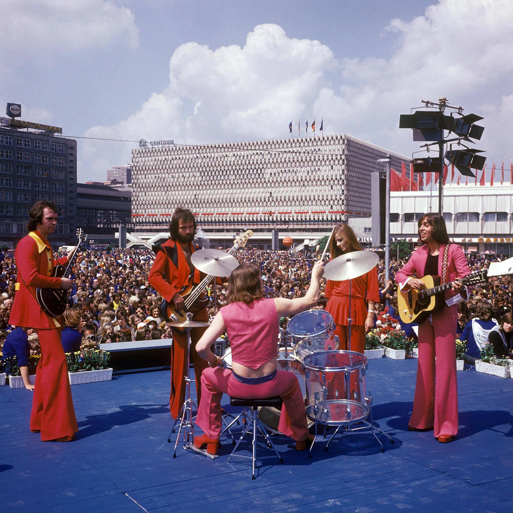 Juli 1973: die Band „Wir“ beim Auftritt auf dem Alexanderplatz anlässlich der DDR-Weltfestspiele der Jugend und Studenten mit rund 25.600 Teilnehmern aus 140 Ländern.