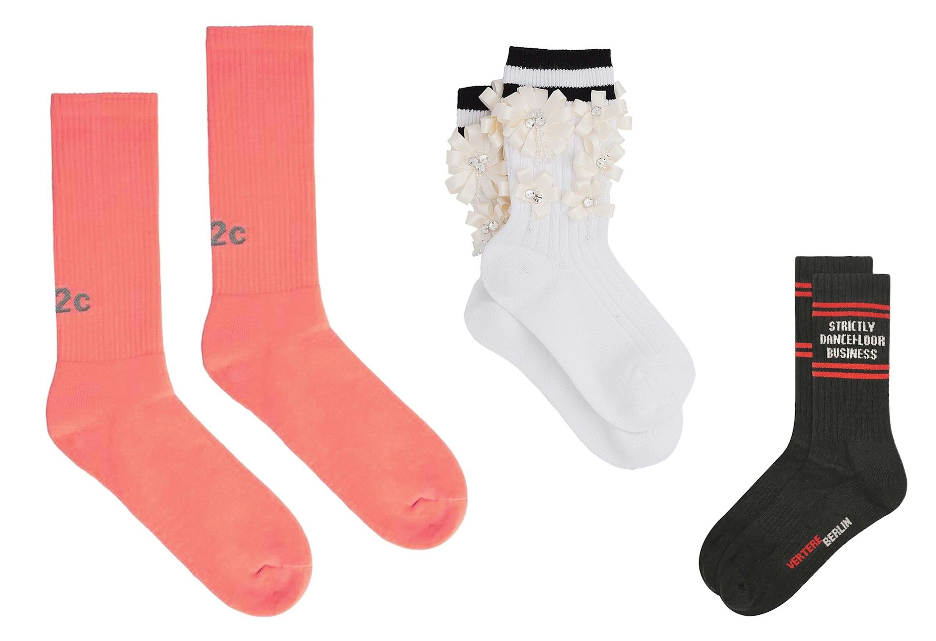Tennissocken belegen auf der Trendscala derzeit die obersten Plätze. Von links: 032c korallfarben und reflektierend (29 Euro), Miu Miu mit Blümchen (550 Euro) und Vertere Berlin direkt aus dem Club (15 Euro).