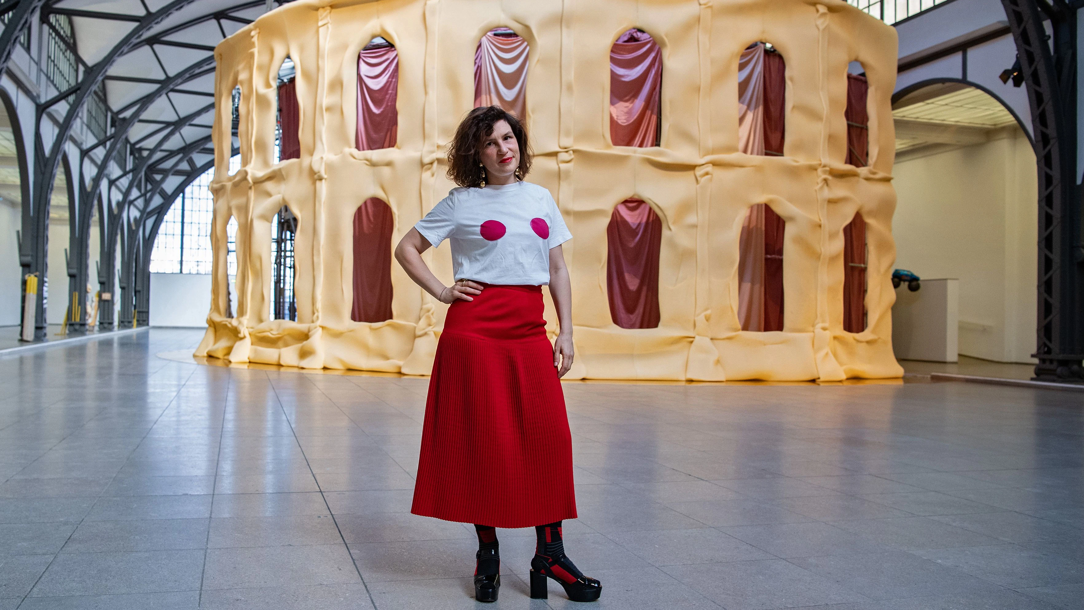 Jardin vor ihrer Berliner&nbsp; Installation „Fat to Ashes“, gebaut in Form einer römischen Arena, auf dem Shirt die Wundermale der Heiligen Agatha von Catania