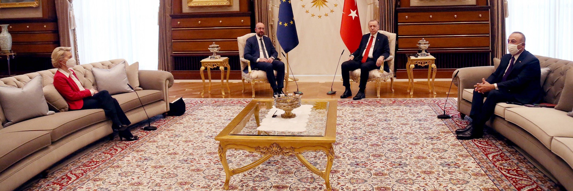 Ursula von der Leyen musste abseits sitzen beim Treffen mit dem türkischen Präsidenten Recep Tayyip Erdogan (2.v.r.). EU-Ratschef Charles Michel (2.v.l.) saß im Sessel. 