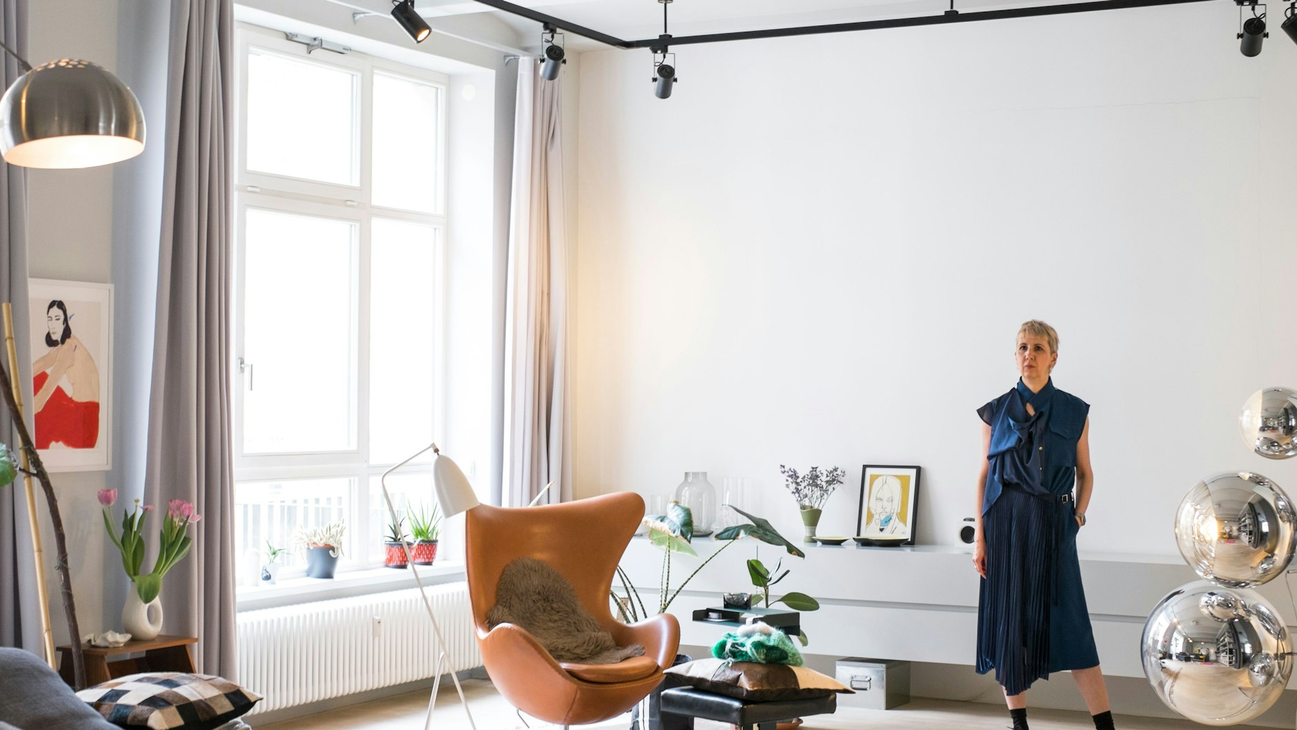 Im Egg Chair strickt die Hausherrin, mit Aussicht auf die grelle Zitronen-Schale von Marsano.