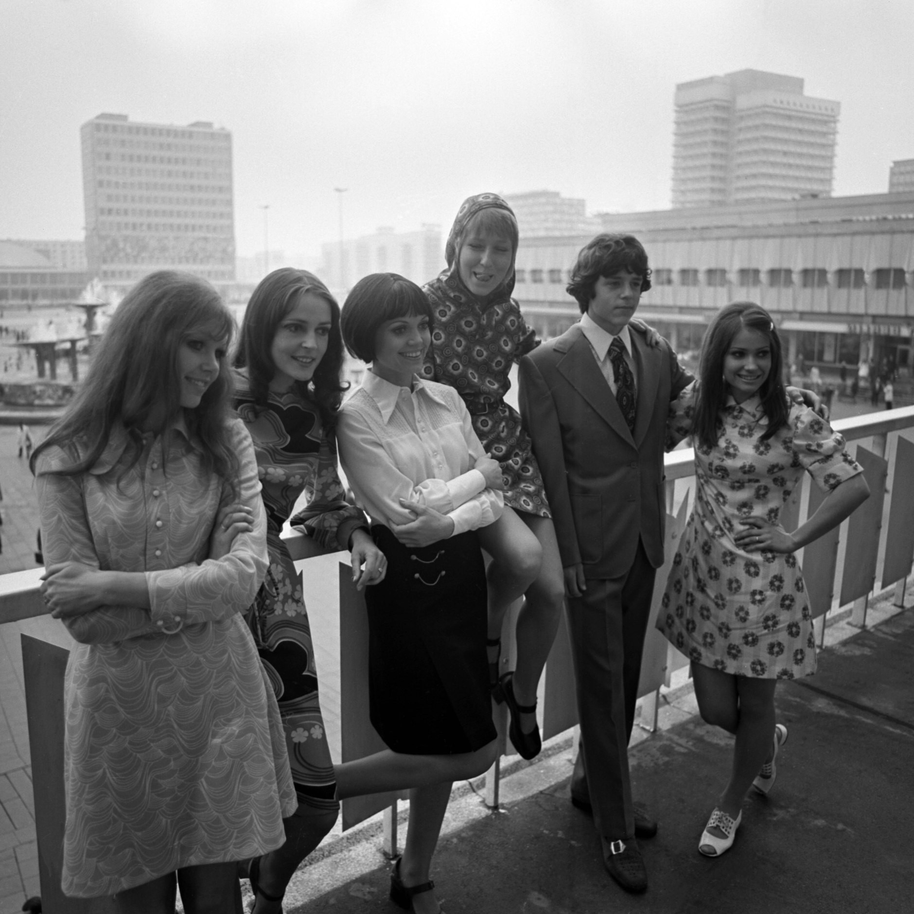 DDR-Sommermode 1972, fotografiert am Centrum Warenhaus. Im Hintergrund zu sehen: der Brunnen der Völkerfreundschaft, das Haus des Lehrers und rechts das Haus des Reisens.