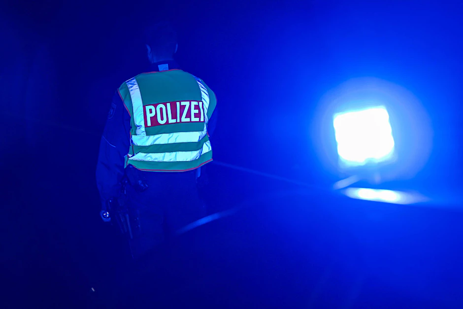 Ein Polizist steht bei einer Verkehrskontrolle mit Warnweste vor seinem Zivilfahrzeug (Symbolbild).&nbsp;