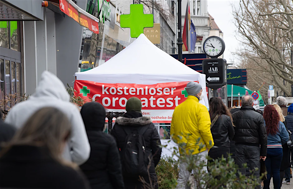 Dicht an dicht stehen Menschen an einer Station für kostenlose Corona-Tests vor einer Apotheke am Kurfürstendamm.