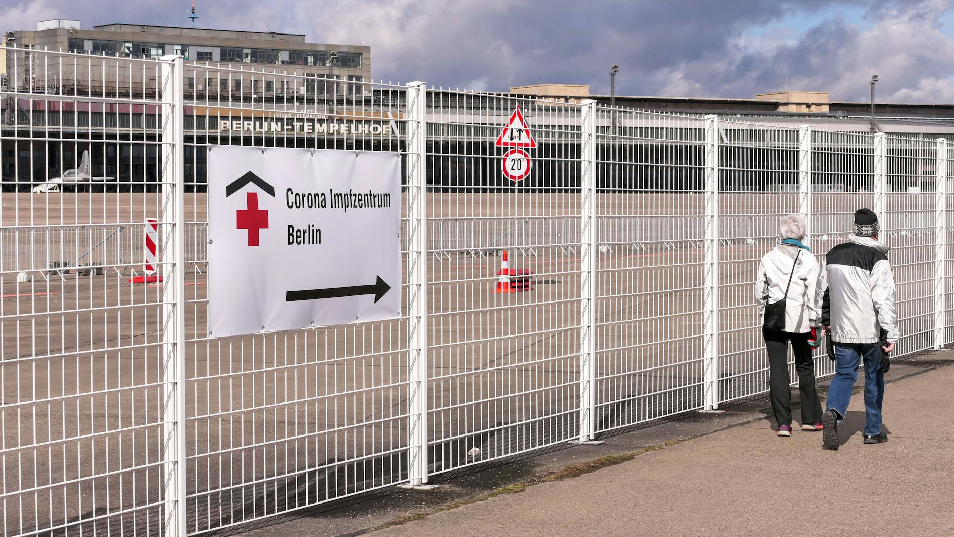 Ein älteres Pärchen geht zum Eingang des Corona-Impfzentrums am ehemaligen Flughafen in Tempelhof. Dort wurden die Impftermine für über 60-Jährige bis zum 20. April verlängert. 