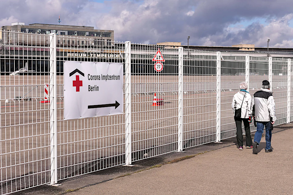 Ein älteres Pärchen geht zum Eingang des Corona-Impfzentrums am ehemaligen Flughafen in Tempelhof. Dort wurden die Impftermine für über 60-Jährige bis zum 20. April verlängert.&nbsp;