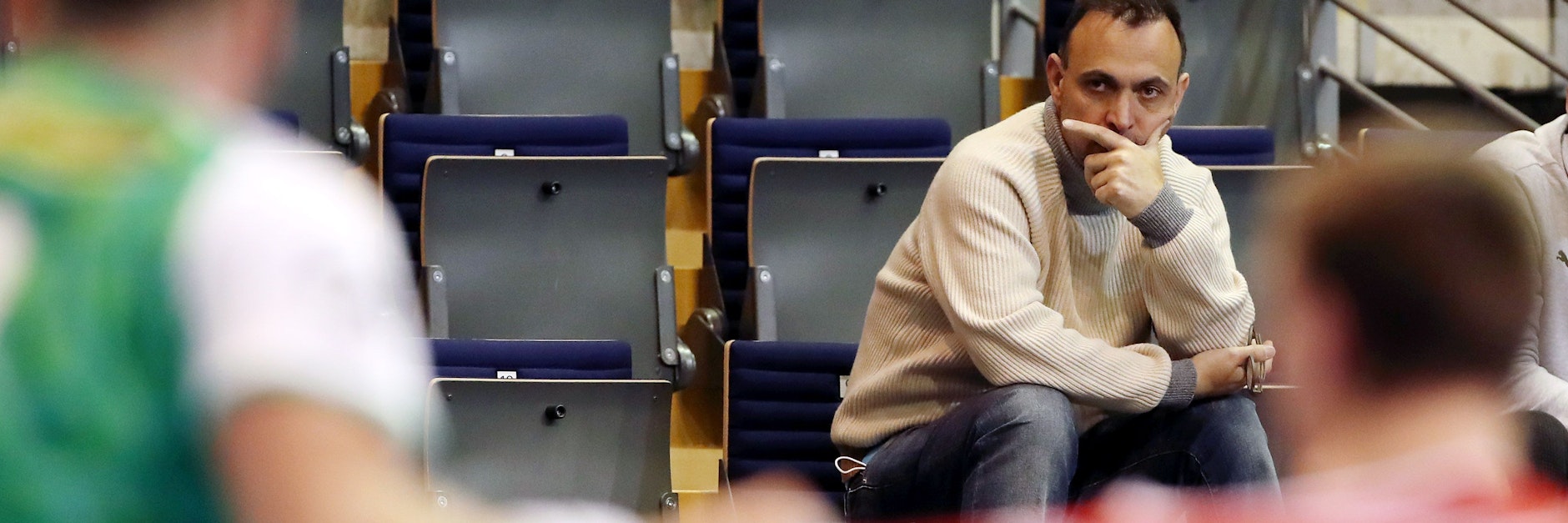 Guckt während des Spiels gegen Ludwigshafen von&nbsp; der Tribüne aus grimmig drein: Füchse-Macher Bob Hanning.&nbsp;