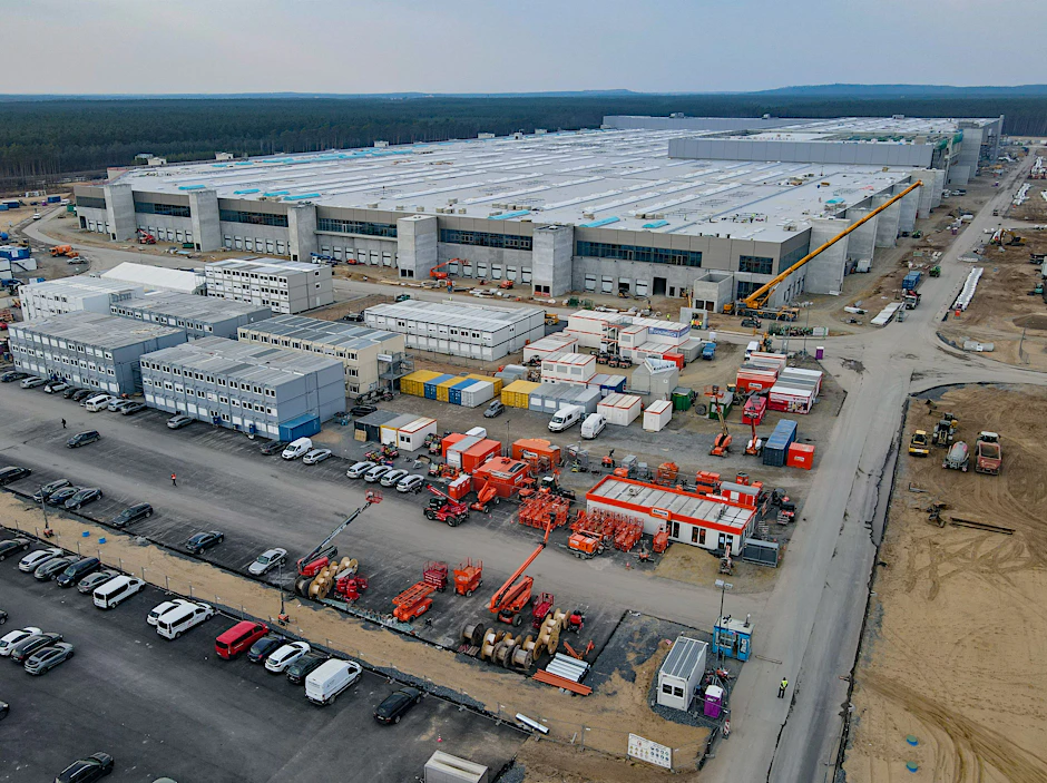 Baugelände von Teslas Gigafactory im brandenburgischen Grünheide: Peter Altmaier stimmt Kritik am Genehmigungsverfahren in Teilen zu. Aber es gibt auch andere Stimmen.