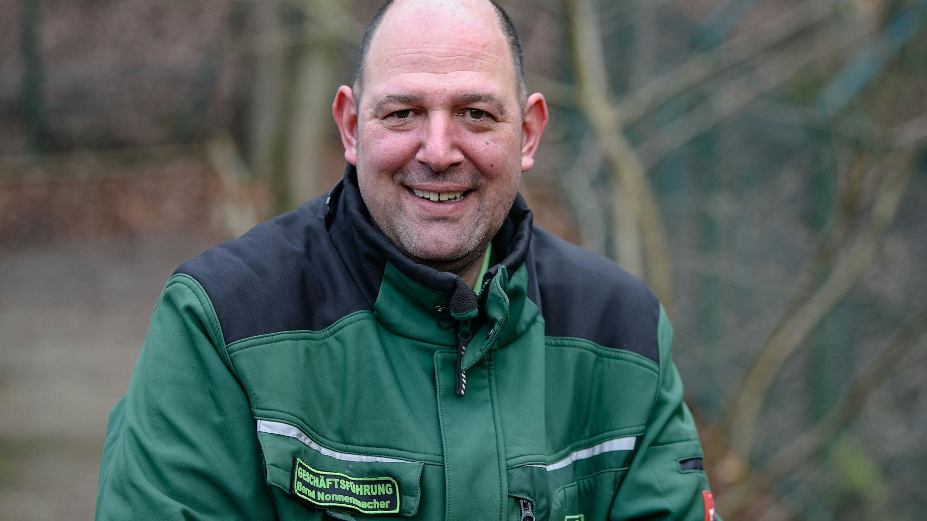 Bernd Nonnenmacher, Geschäftsführer des Alternativen Bärenparks, steht vor einem Gehege mit Wolfshybriden.