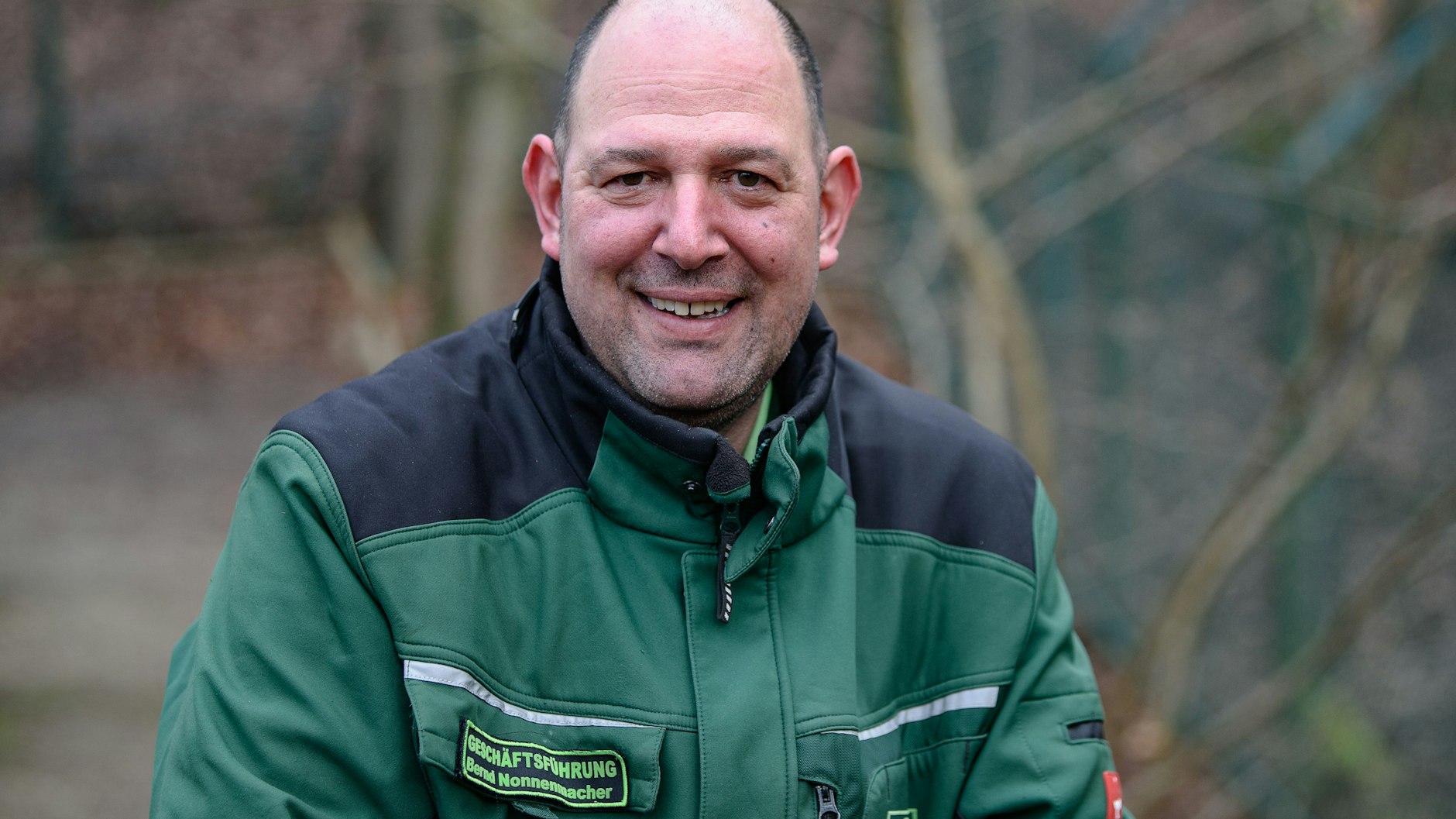 Bernd Nonnenmacher, Geschäftsführer des Alternativen Bärenparks, steht vor einem Gehege mit Wolfshybriden.