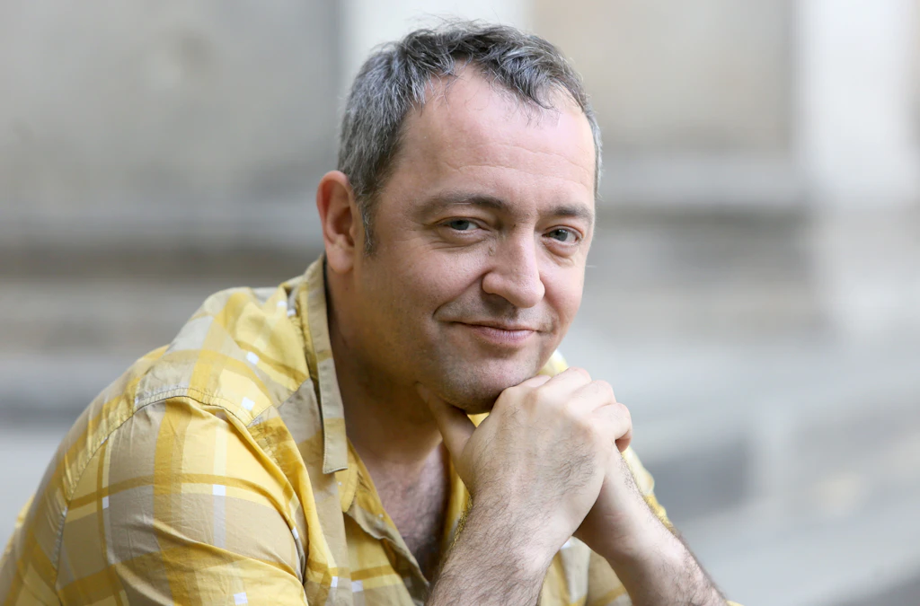 Er sang sich mit „Brandenburg“ in unsere Herzen: Rainald Grebe schwer krank! Sitzt er bald im Rollstuhl?