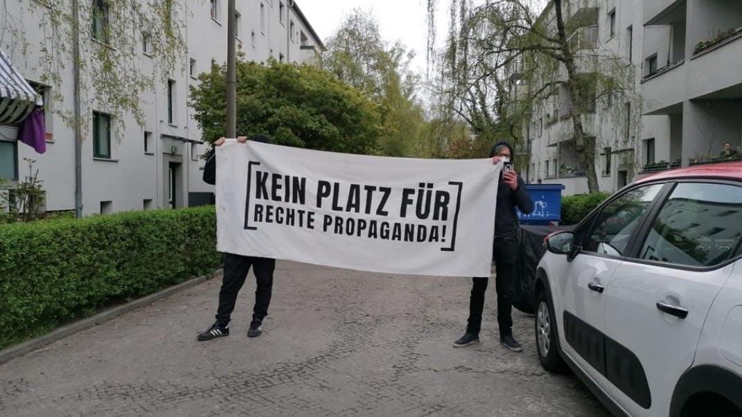 Gegendemonstrierende sind mit dem Protest der „Corona-Leugner“ nicht einverstanden.