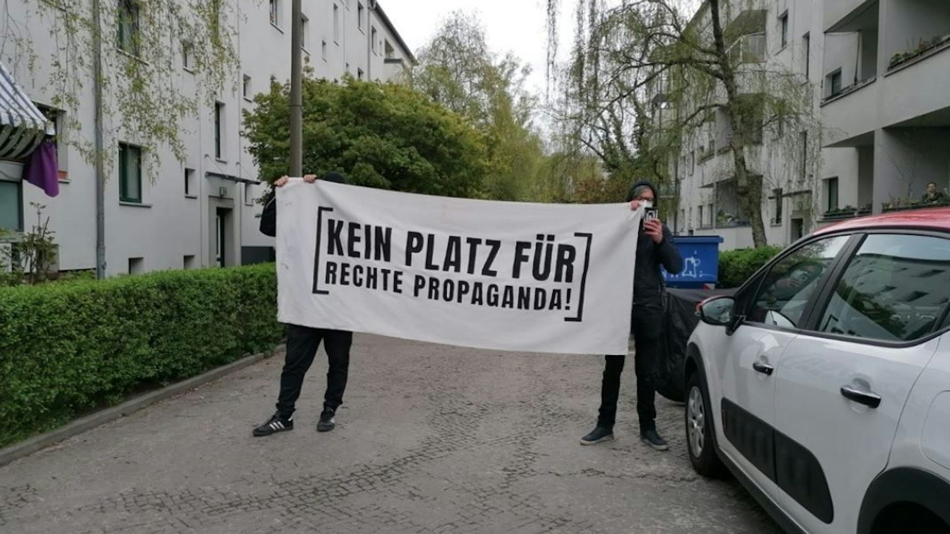 Gegendemonstrierende sind mit dem Protest der „Corona-Leugner“ nicht einverstanden.