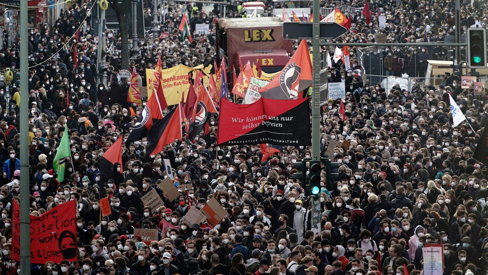 Tausende Teilnehmer gehen beim Demonstrationszug linker und linksradikaler Gruppen unter dem Motto „Demonstration zum revolutionären 1. Mai“ von Neukölln nach Kreuzberg.