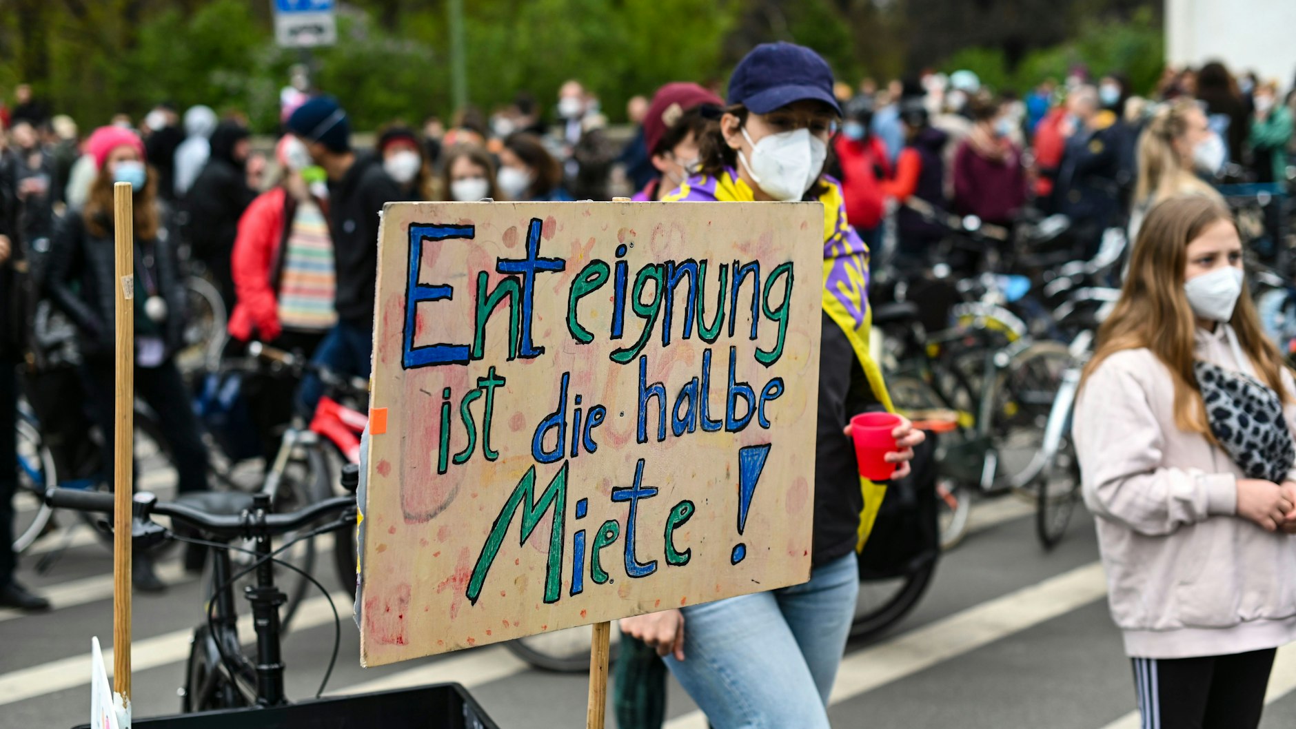 Ein Demonstrant bei der Fahrraddemo am Großen Stern. 



